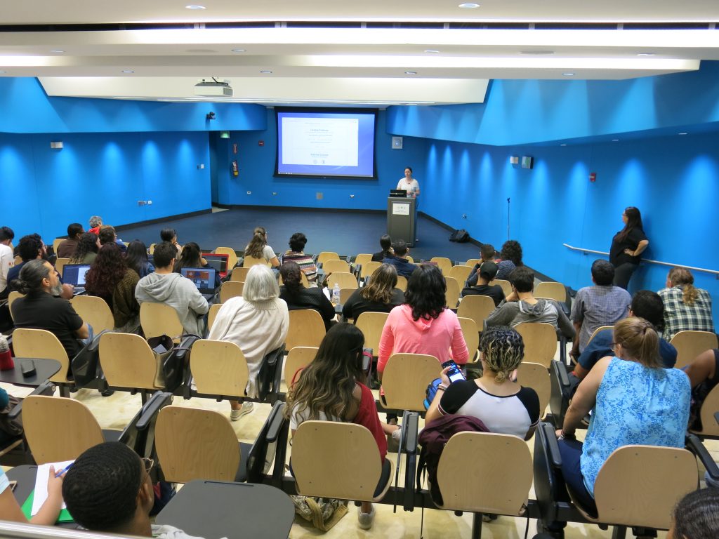 Photo of Jennifer Guiliano presenting her conference "Preservation and Access: New Trends in Digital Humanities" at UPR-Río Piedras (2019)