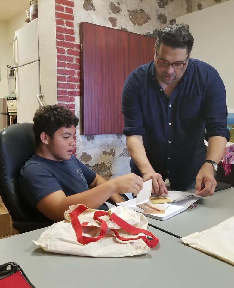 Photo of presenter Elidio La Torre working with a participant in his workshop "Oral Histories for Community Archives" at Fundación Culebra (2018)