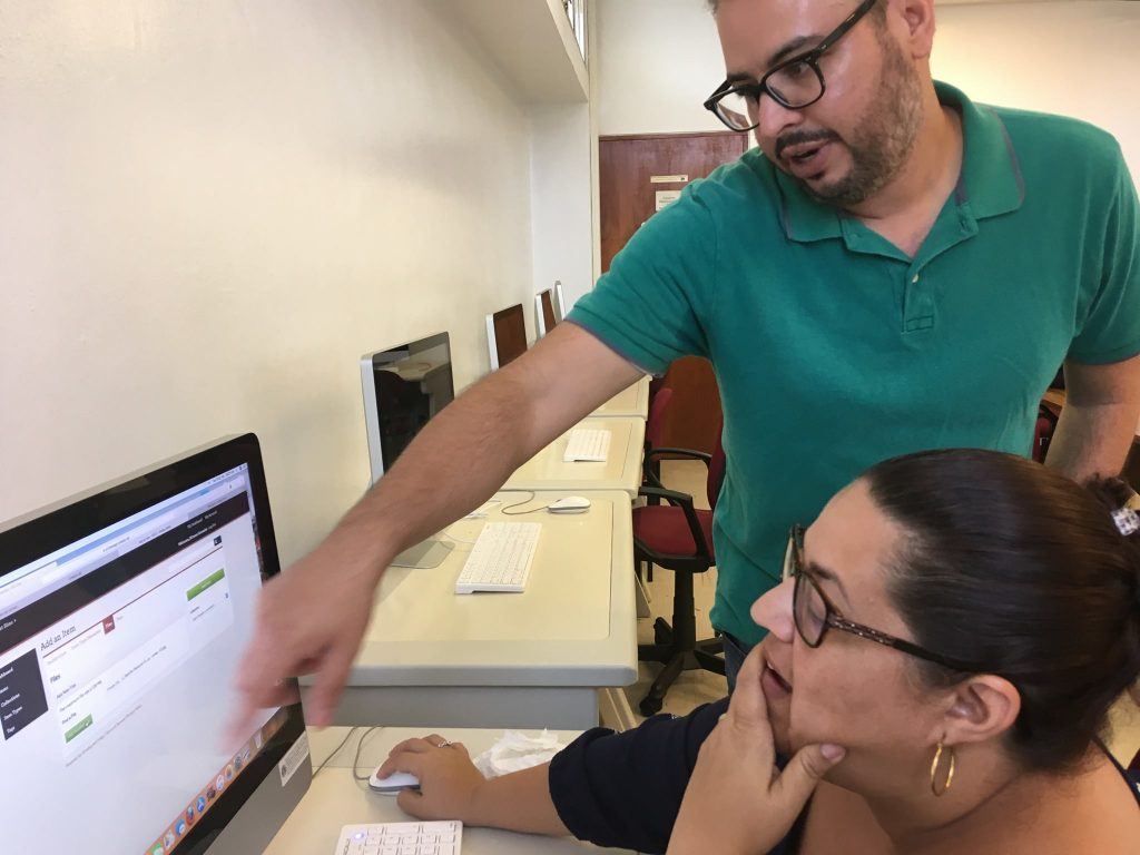 Photo of presenter Joel Blanco and participant Mirerza González-Vélez working with Omeka in "Introduction to OMEKA" workshop at UPR-Río Piedras (2018)